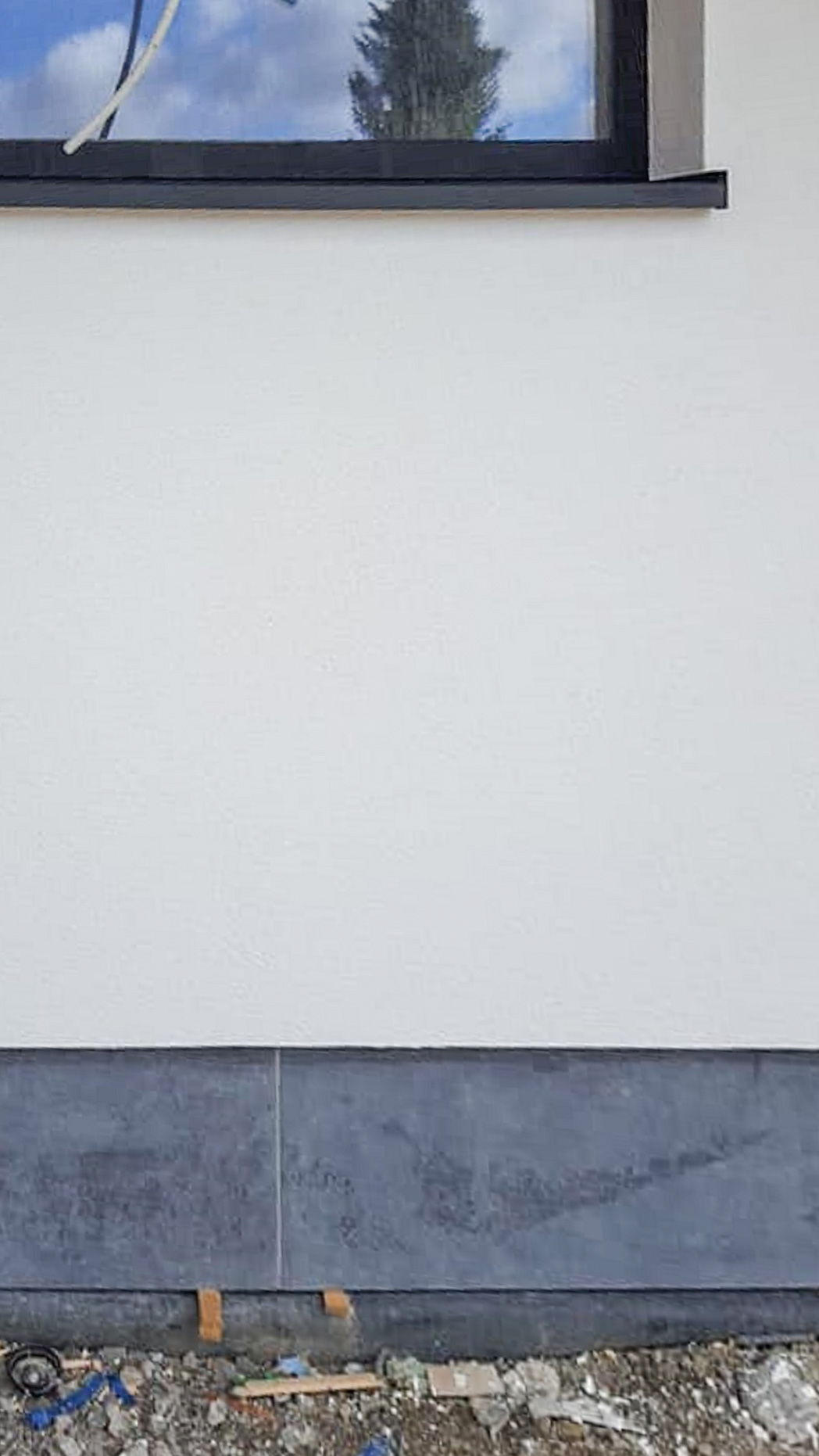 facade-crepi-blanc-chassis-noirs-maison