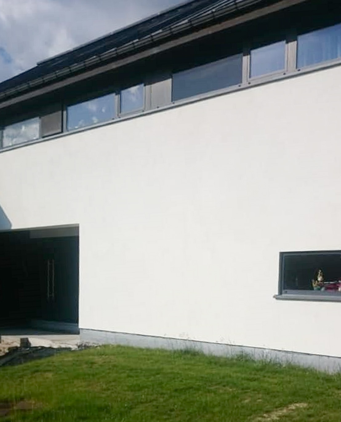 facade-crepi-blanc-chassis-noirs