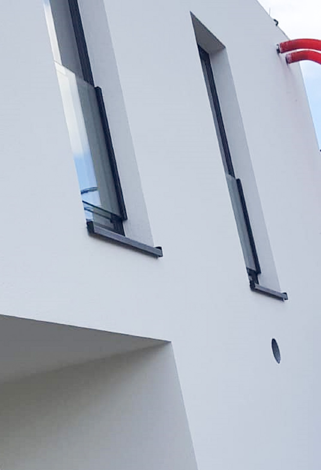 facade-crepi-et-fenetres-allongees